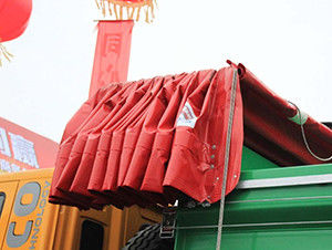 Sunproofポリ塩化ビニールは防水シートの生地のトラックのテントの自動ドア シートに塗った
